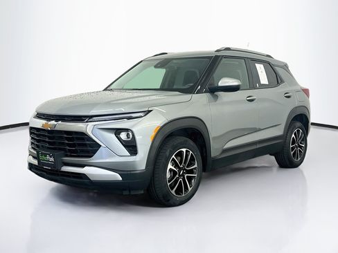 Used 2025 Chevrolet TrailBlazer LT AWD/4WD image 3