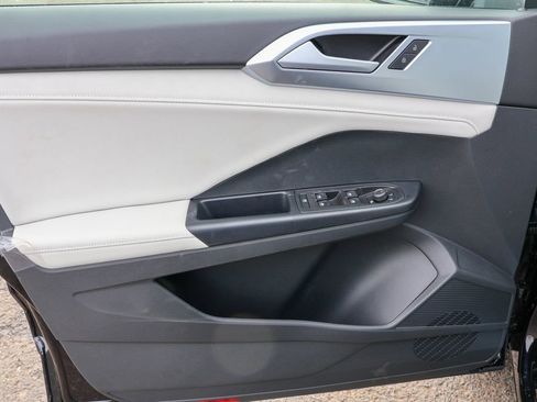 Certified 2025 Volkswagen Taos SE image 27