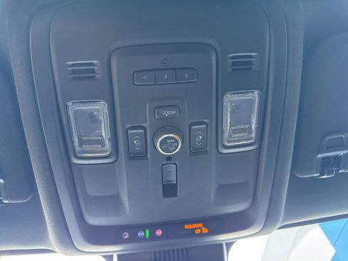 Used 2023 Chevrolet Suburban Premier image 31