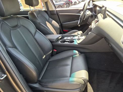 Used 2025 Genesis G70 2.5T RWD image 31
