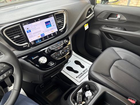 New 2026 Chrysler Pacifica Select w/ S Appearance Package image 15