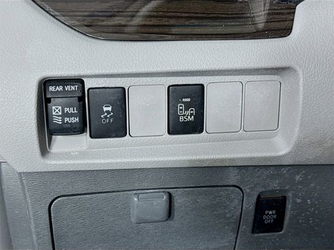 Used 2017 Toyota Sienna XLE image 11