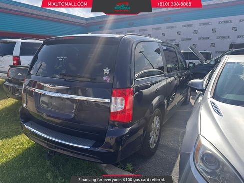 Used 2013 Chrysler Town & Country Touring FWD image 4