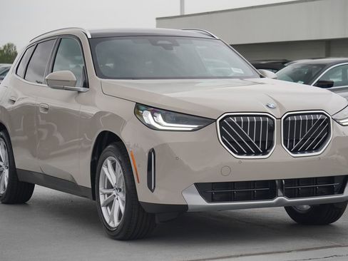 Used 2025 BMW X3 xDrive30i w/ Premium Package image 3