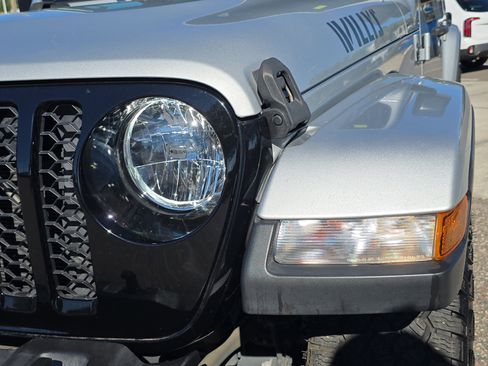 Used 2022 Jeep Gladiator Sport image 10