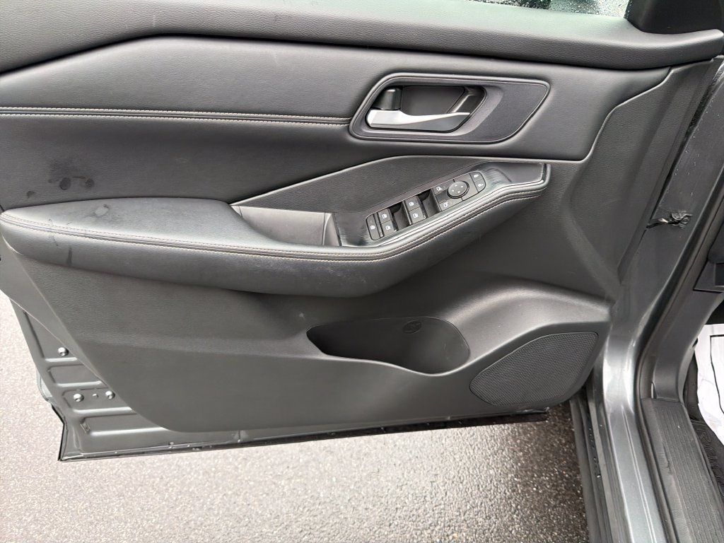 Used 2024 Nissan Rogue SV w/ SV Premium Package AWD/4WD image 11