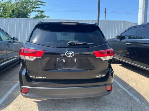 Used 2019 Toyota Highlander XLE AWD/4WD image 3