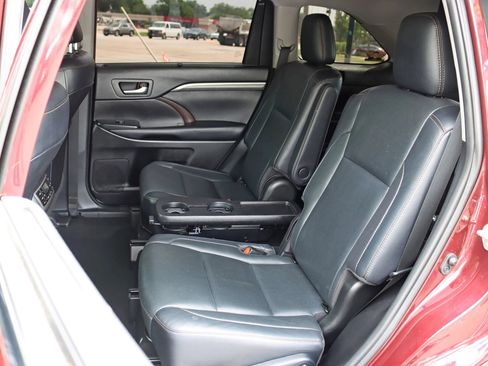 Used 2019 Toyota Highlander Limited Platinum w/ Carpet Mat Package (TMS) AWD/4WD image 32