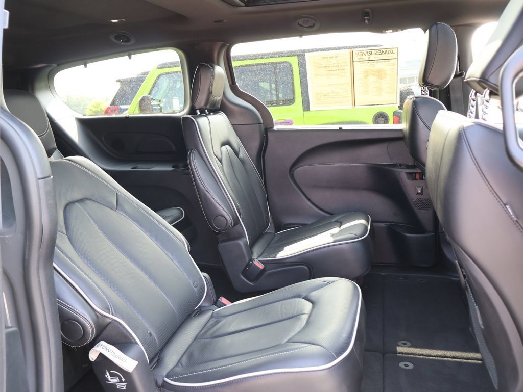 Used 2025 Chrysler Pacifica Limited FWD image 11