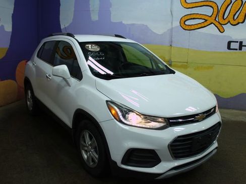 Used 2018 Chevrolet Trax LT w/ LT Convenience Package image 2