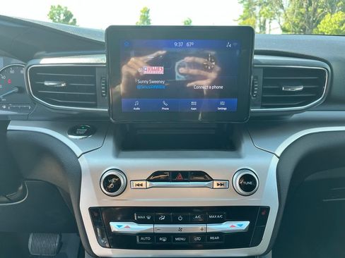Used 2021 Ford Explorer XLT w/ Equipment Group 202A AWD/4WD image 19