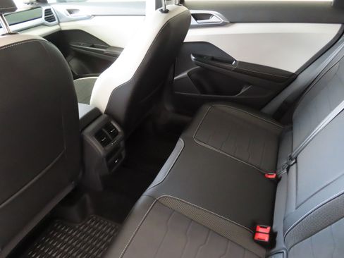 New 2025 Volkswagen Taos SE image 22