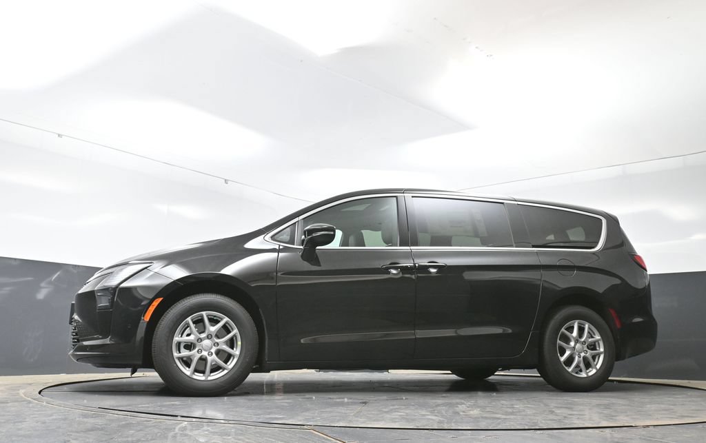 New 2027 Chrysler Pacifica Select w/ Family Tech Group FWD image 43