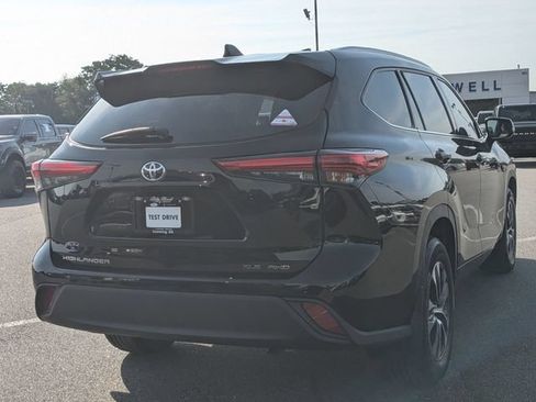 Used 2021 Toyota Highlander XLE AWD/4WD image 3