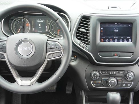 Used 2019 Jeep Cherokee Latitude Plus FWD image 27