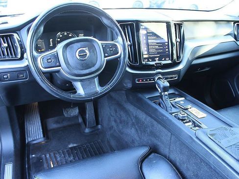 Used 2019 Volvo XC60 T5 Momentum w/ Premium Package FWD image 12