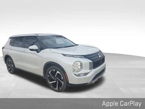 Used 2024 Mitsubishi Outlander SE image 3