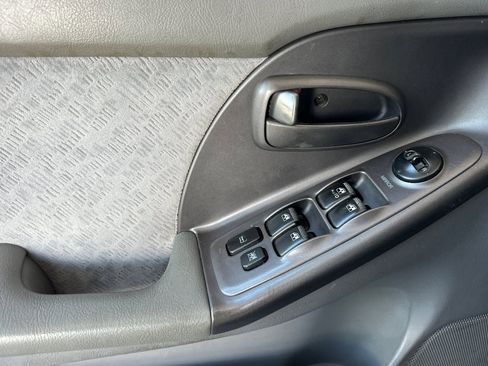 Used 2004 Hyundai Elantra Sedan FWD image 11