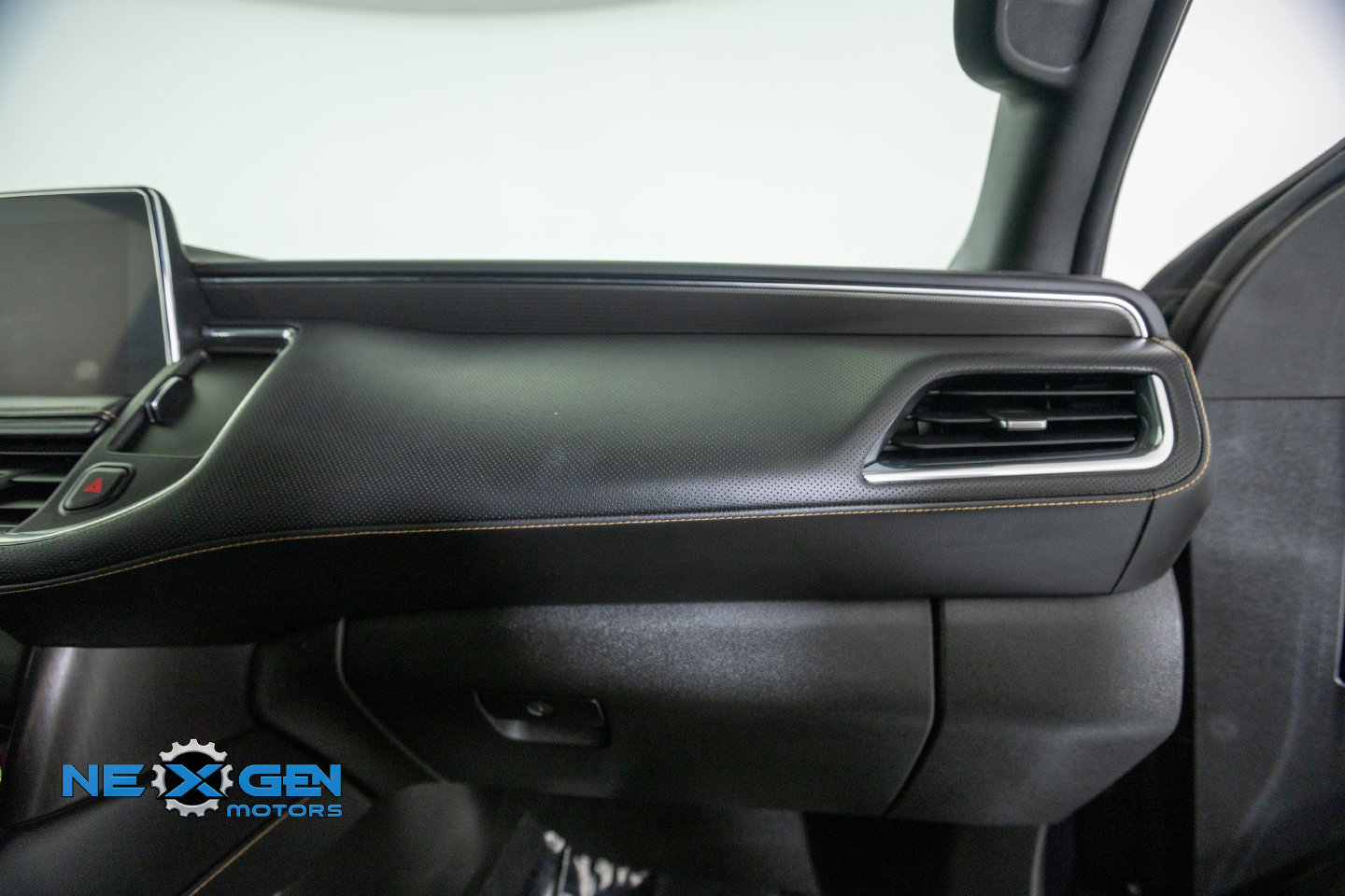 Used 2023 GMC Yukon XL AT4 w/ AT4 Premium Package AWD/4WD image 9