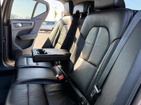 Used 2022 Volvo XC40 T5 Momentum image 17