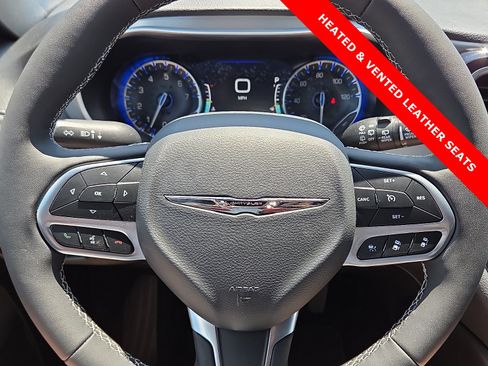 Used 2026 Chrysler Pacifica Limited FWD image 24