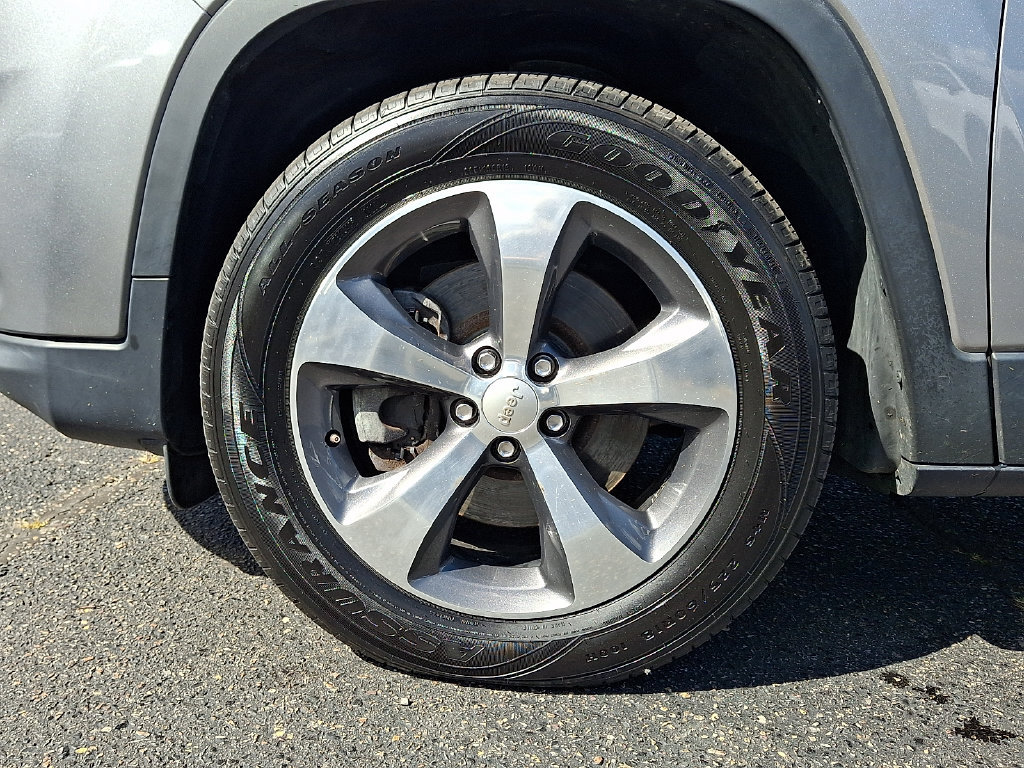 Used 2019 Jeep Cherokee Limited AWD/4WD image 10