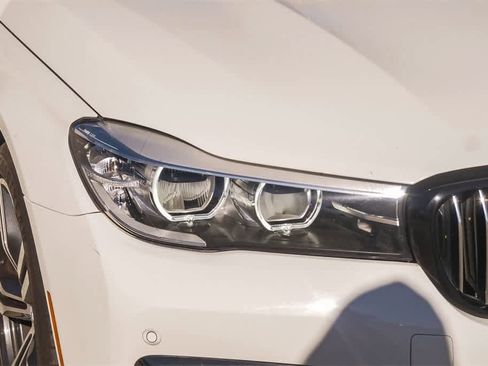 Used 2018 BMW 740i image 4