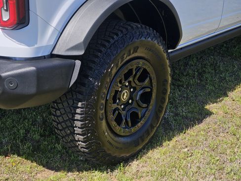 Used 2023 Ford Bronco Wildtrak image 9