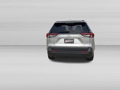 Used 2019 Toyota RAV4 LE FWD image 4