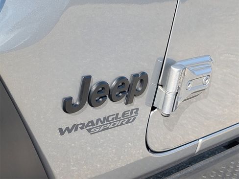 Used 2021 Jeep Wrangler Sport S image 10