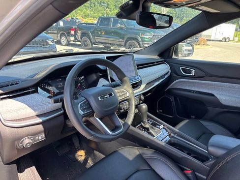 Used 2024 Jeep Compass Latitude w/ Sun and Sound Group AWD/4WD image 7