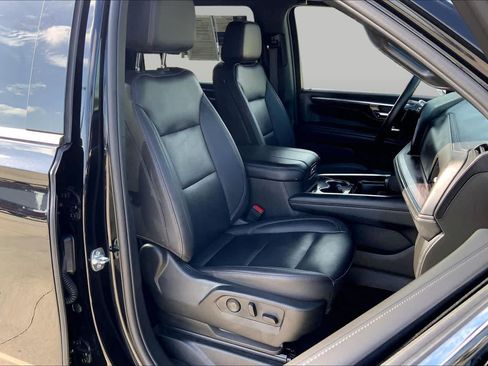 Used 2025 Chevrolet Suburban LT RWD image 9