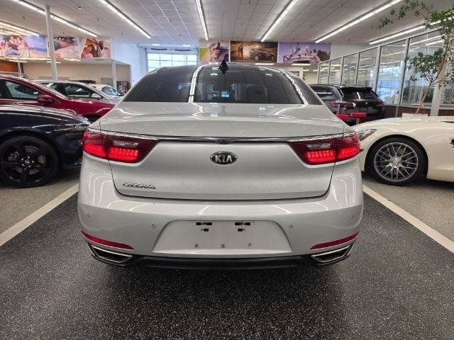 Used 2017 Kia Cadenza Premium w/ Luxury Package FWD image 6
