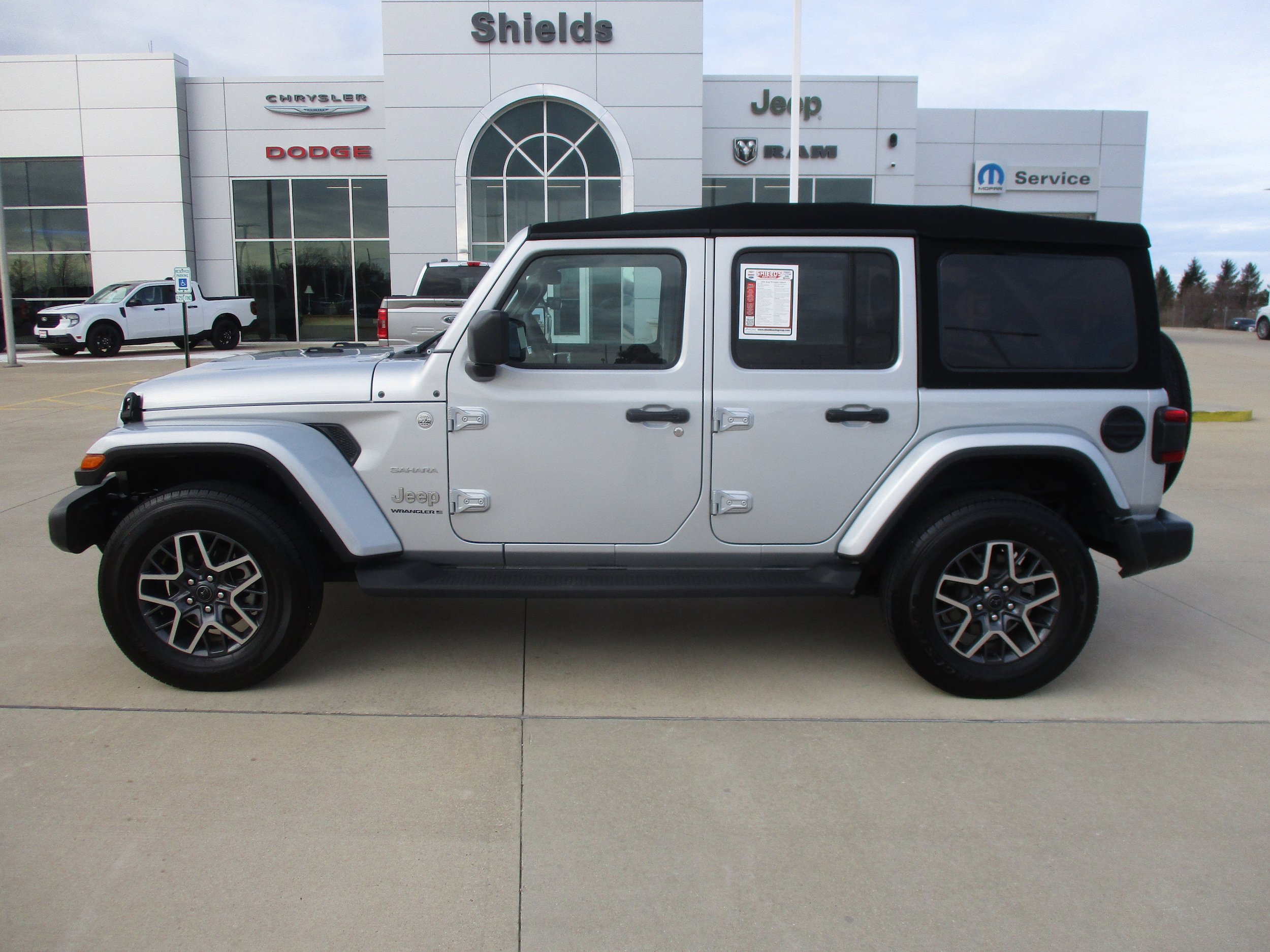 Used 2024 Jeep Wrangler Unlimited Sahara AWD/4WD image 3