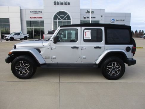 Used 2024 Jeep Wrangler Unlimited Sahara AWD/4WD image 3