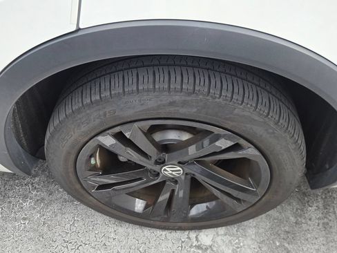 Certified 2023 Volkswagen Tiguan SE R-Line FWD image 8
