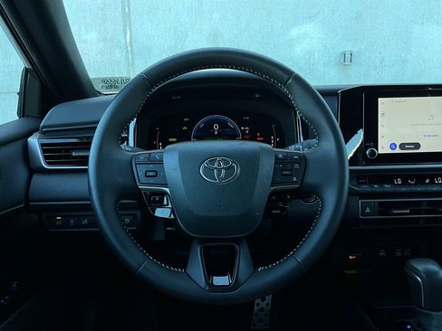 Used 2025 Toyota Camry SE image 32