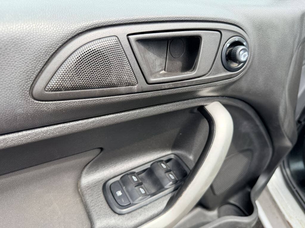 Used 2011 Ford Fiesta SE w/ 202A Rapid Spec Order Code FWD image 7