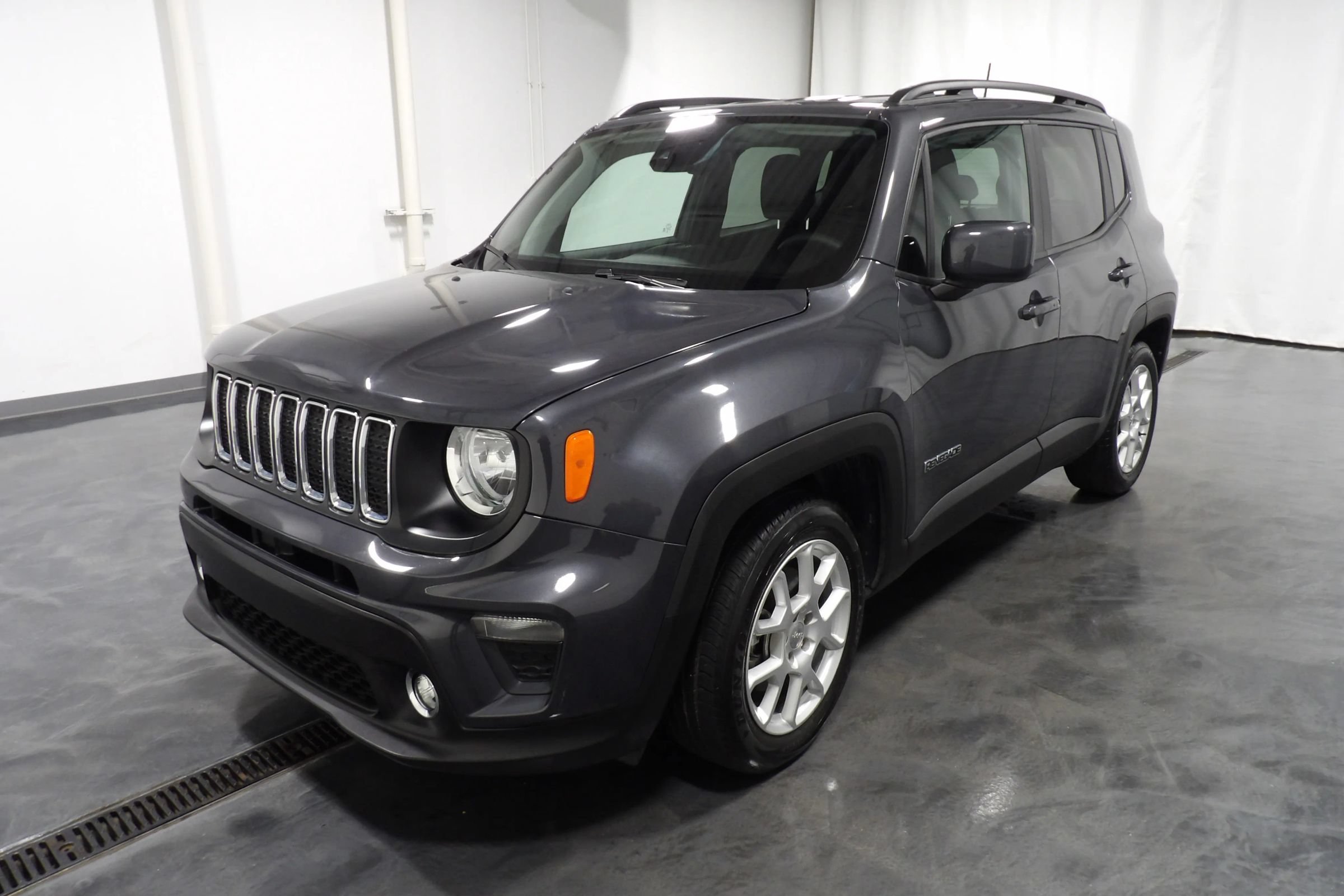 Used 2021 Jeep Renegade Latitude FWD image 3