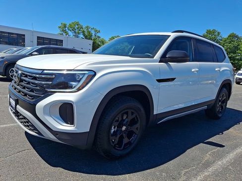 New 2026 Volkswagen Atlas Peak Edition AWD/4WD image 2