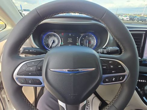 Used 2024 Chrysler Pacifica Touring-L image 27
