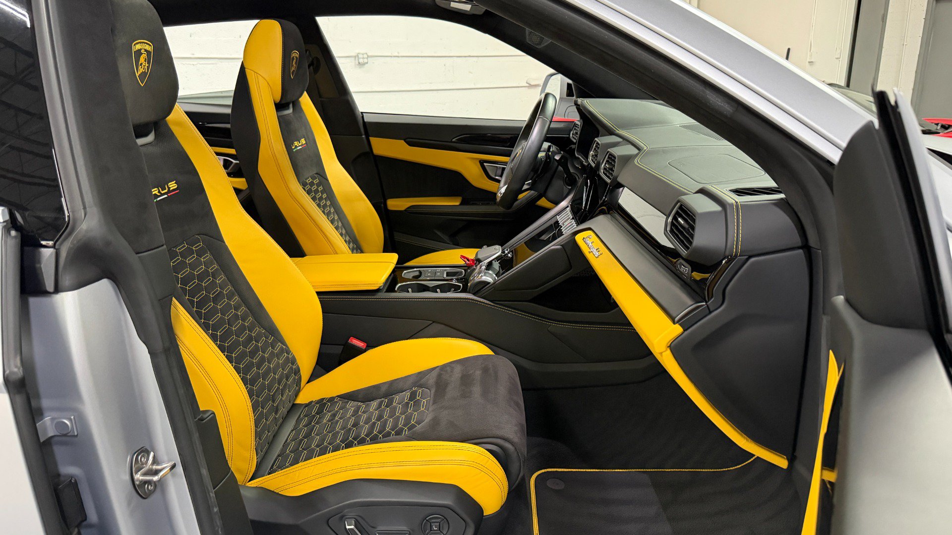 Used 2022 Lamborghini Urus AWD/4WD image 62