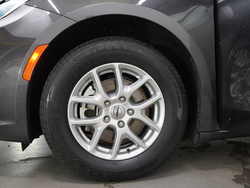 Used 2023 Chrysler Pacifica Touring-L FWD image 32