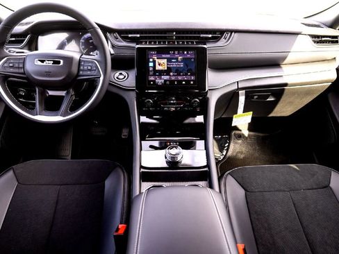 New 2025 Jeep Grand Cherokee Altitude image 19