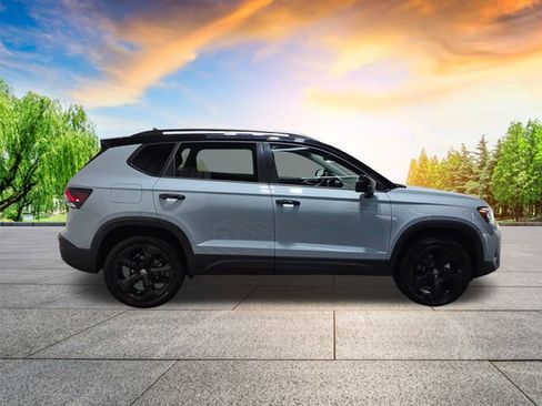 Certified 2025 Volkswagen Taos SE image 3