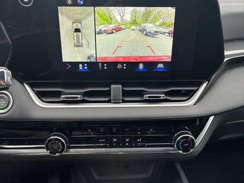 Used 2025 Chevrolet Equinox LT w/ Safety and Technology Package FWD image 12