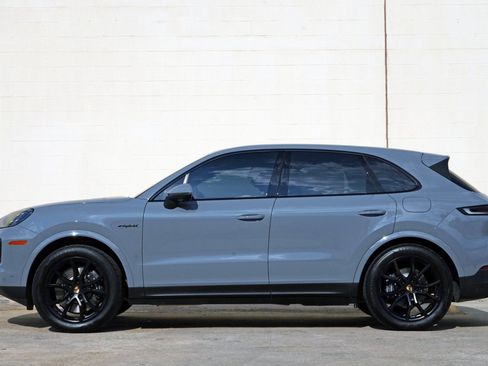 Used 2025 Porsche Cayenne E-Hybrid w/ Premium Package Plus AWD/4WD image 9