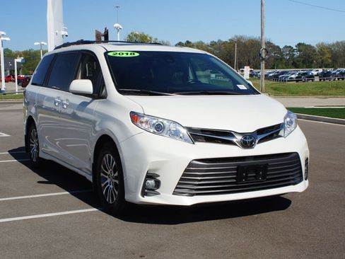 Used 2018 Toyota Sienna XLE Premium image 2
