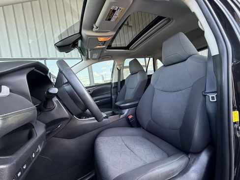 Used 2021 Toyota RAV4 XLE w/ Convenience Package AWD/4WD image 13