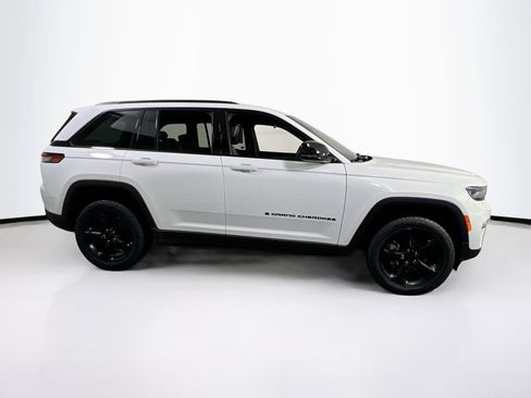 Used 2023 Jeep Grand Cherokee Altitude AWD/4WD image 4